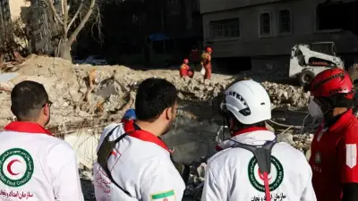 انفجارات وصواريخ تهز مدناً إيرانية وإسرائيل تعلن ضربات واسعة على طهران