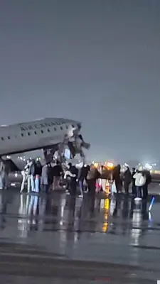 تصادم مروع في مطار نيويورك: طائرة إير كندا تصطدم بشاحنة إطفاء وتسفر عن سقوط قتلى وإصابات خطيرة