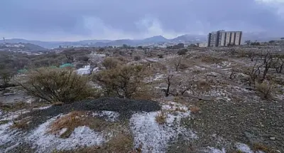 مشهد نادر: البَرَد يكسو مدينة الباحة ويخلق لوحات طبيعية جذابة وسط أمطار غزيرة