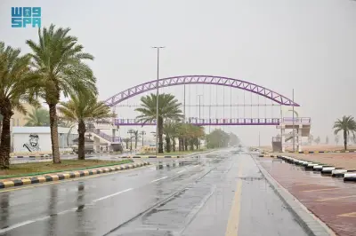 أمطار متوسطة تهطل على رفحاء وتغطي السماء بالغيوم مع استمرار الفرصة