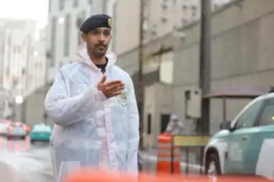 انتشار مكثف لرجال المرور بمكة لتنظيم الحركة أثناء هطول الأمطار