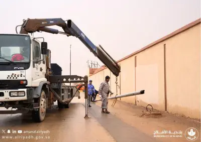بلدية الأفلاج تطلق حملة ميدانية شاملة لمعالجة آثار الحالة الجوية وضمان سلامة الطرق