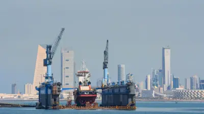 هجمات بطائرات مسيرة وصواريخ تستهدف مينائي الكويت الرئيسيين وتتسبب في أضرار مادية