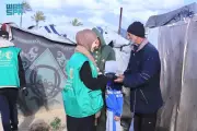 مركز الملك سلمان للإغاثة يوزع 27 ألف وجبة ساخنة على الفئات الأشد احتياجاً في غزة