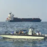 سفينة شحن تحمل علم مالطا تتعرض لقصف بصاروخين قرب مضيق هرمز