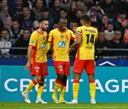 النجم السعودي سعود عبدالحميد يقود لانس إلى نصف نهائي كأس فرنسا بركلات الترجيح