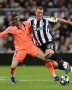 برشلونة يهرب من فخ نيوكاسل بتعادل دراماتيكي في دوري أبطال أوروبا