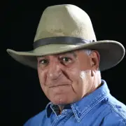 كشف أثري جديد يكشف عن عمق الصداقة في مصر القديمة عبر لوحة جنائزية نادرة