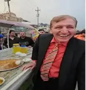 بائع عراقي يتحول إلى نجم عالمي بسبب شبهه المذهل بالرئيس الأمريكي دونالد ترامب