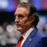 وزير الداخلية الأمريكي يكشف عن مناقشات لتدخل واشنطن في عقود النفط الآجلة لمواجهة ارتفاع الأسعار