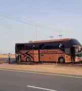 حريق كبير يندلع في حافلة معتمرين على طريق الرياض-الطائف دون إصابات