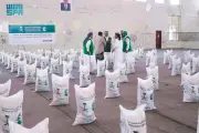 مركز الملك سلمان للإغاثة يدشن مشروع توزيع زكاة الفطر في المهرة باليمن