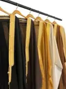 سبعة ألوان تزيّن المشالح في الأعياد والمناسبات.. واليدوي يحتل الصدارة في الأسعار