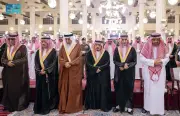 أمير الرياض يؤدي صلاة الميت على الأميرة نوره بنت عبدالعزيز في جامع الإمام تركي
