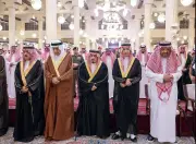 أمير الرياض يؤدي صلاة الميت على الأميرة نورة بنت عبدالعزيز بحضور أمراء ومسؤولين