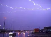 تحذير رسمي من تطبيقات الطقس المشبوهة وتوضيح بشأن الأعاصير في المملكة