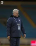 نادي الأخدود يُنهي عقد سوموديكا رسمياً ويُعيّن التونسي فتحي الجبال خلفاً له