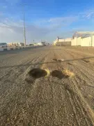 حفر عميقة وطرق متهاكلة في عفيف تثير مخاوف من حوادث وتخرج الشوارع عن الخدمة