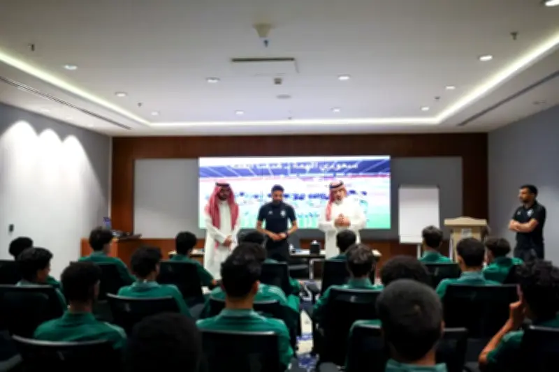 المسحل يلتقي لاعبي الأخضر تحت 17 عامًا ويشيد بحرصهم