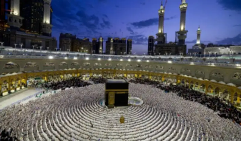 رقم قياسي جديد: 18 مليون معتمر من الخارج في 2025