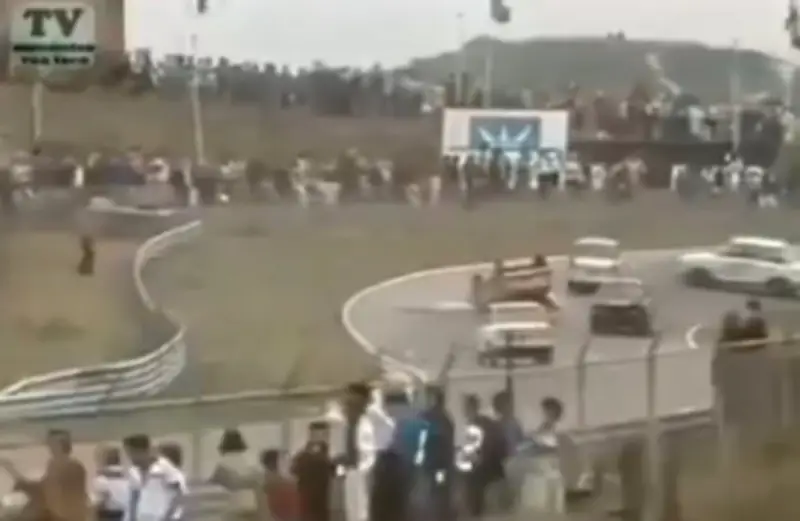 سباق سيارات للخلف في هولندا 1980 يثير الجدل على السوشيال ميديا