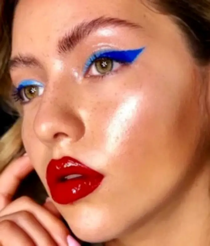 دمج الأزرق والأحمر في المكياج: جرأة لونية تعكس روح 2026