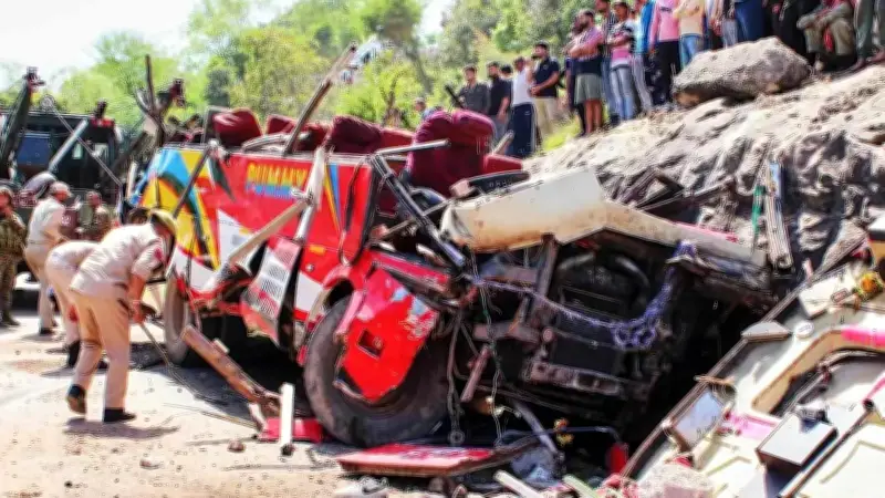 مأساة مرورية في كشمير: مصرع 21 شخصاً وإصابة العشرات بسقوط حافلة في وادٍ سحيق