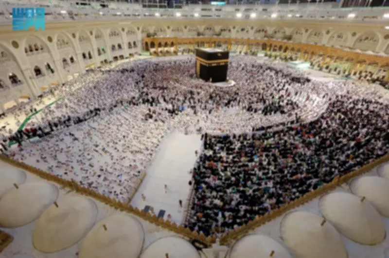 السعوديون والمقيمون ومواطنو الخليج يؤدون العمرة حتى 3 مايو
