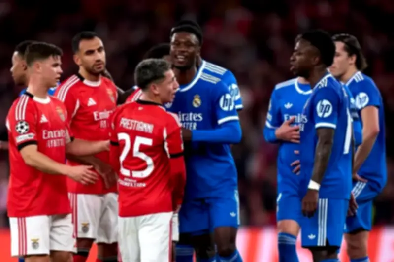 اليويفا يوقف لاعب بنفيكا 6 مباريات بسبب إهانة عنصرية لفينيسيوس