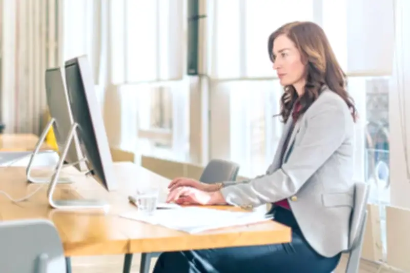 دراسة تحذر: الجلوس لأكثر من 8 ساعات يومياً يزيد خطر الإصابة بالخرف بنسبة 27%