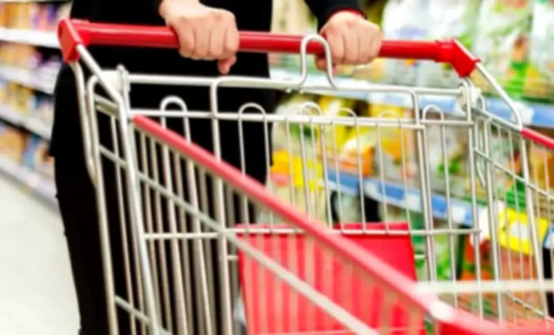 انخفاض أسعار 91 سلعة وخدمة واستقرار 5 في السوق السعودية لشهر مارس 2026