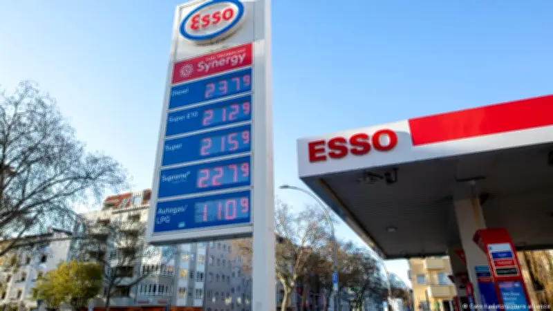 برنت يستقر قرب 98 دولاراً وباكستان تسعى لتفادي أزمة هرمز