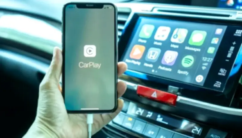 وداعاً للكابلات.. حيلة ذكية تحوّل سيارتك إلى Apple CarPlay لاسلكي في ثوانٍ