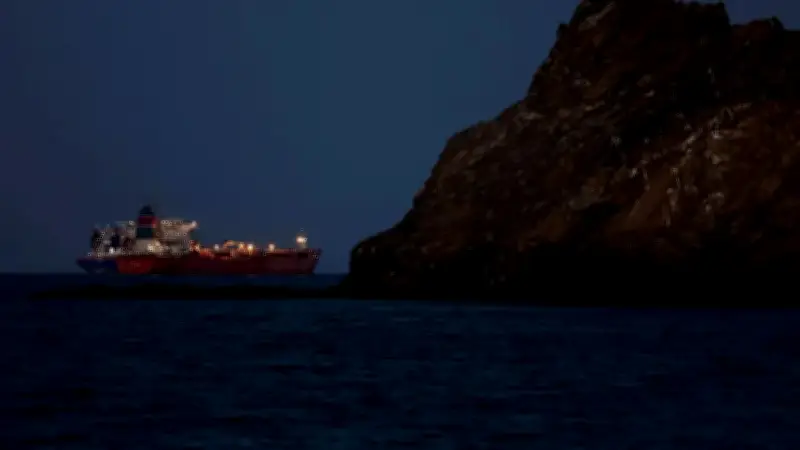 توقف الملاحة في مضيق هرمز بعد احتجاز سفينة إيرانية: أزمة تتصاعد في ممر نفطي حيوي