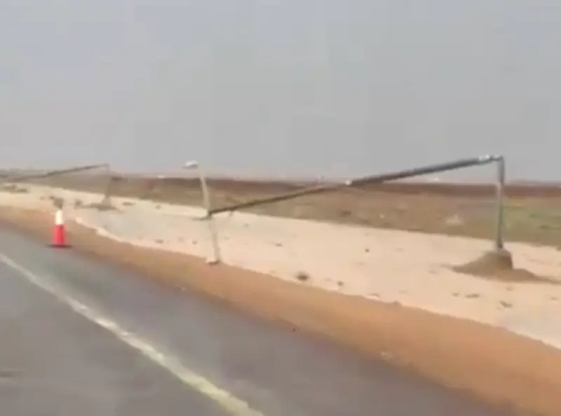 أمطار غزيرة ورياح شديدة تتسبب في سقوط أعمدة كهرباء بمحافظة رياض الخبراء في القصيم