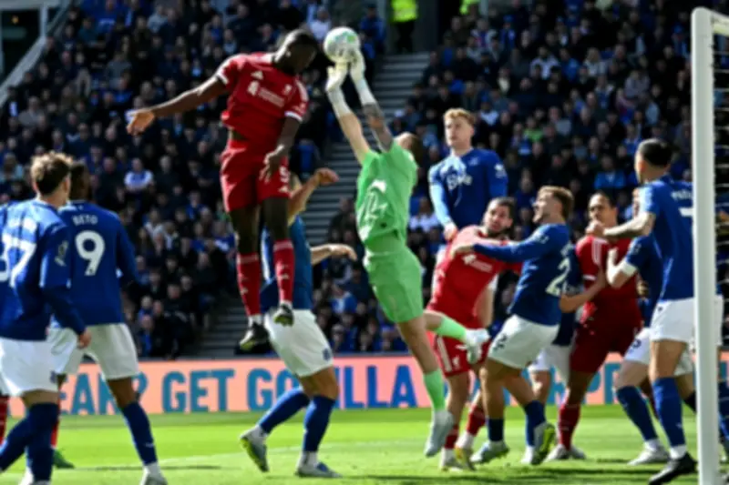 كوناتيه يعلن قرب تجديد عقده مع ليفربول رغم التحديات