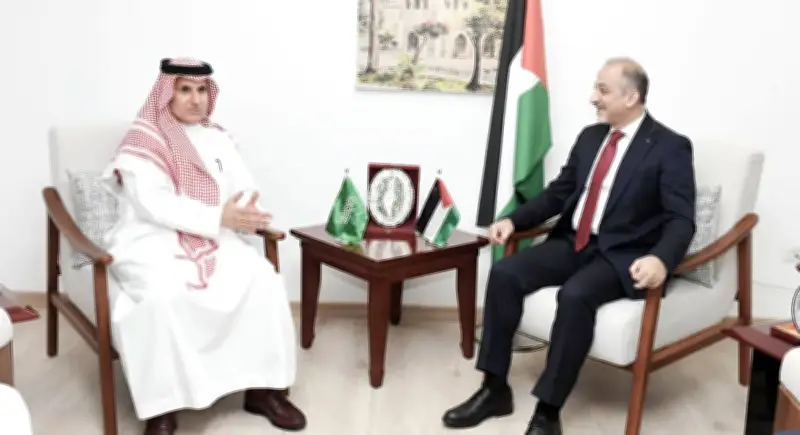 السفيران المطر والعكلوك يبحثان تعزيز العمل العربي المشترك في لقاء بالقاهرة