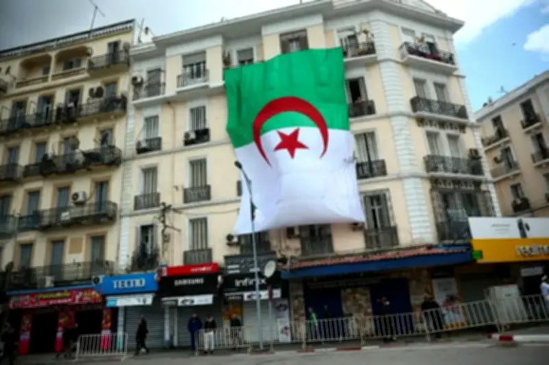 سجن وزير الصناعة الجزائري السابق وابنه في قضية فساد كبرى ضمن حملة مكافحة الرشوة