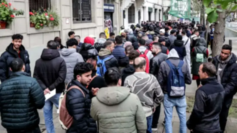 إسبانيا تطلق برنامجًا جماعيًا لتسوية أوضاع المهاجرين وسط إقبال كبير