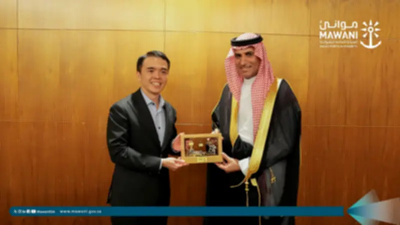 المزروع يلتقي نظيره السنغافوري لتعزيز التعاون في قطاع الموانئ خلال أسبوع سنغافورة البحري