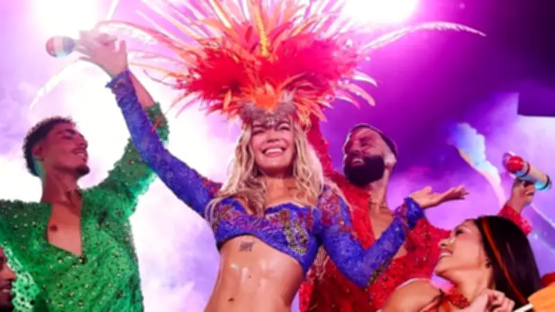 كارول جي تخطف الأنظار في كوتشيلا بإطلالة ماكسيماليزم من إيترو في ليلة تاريخية