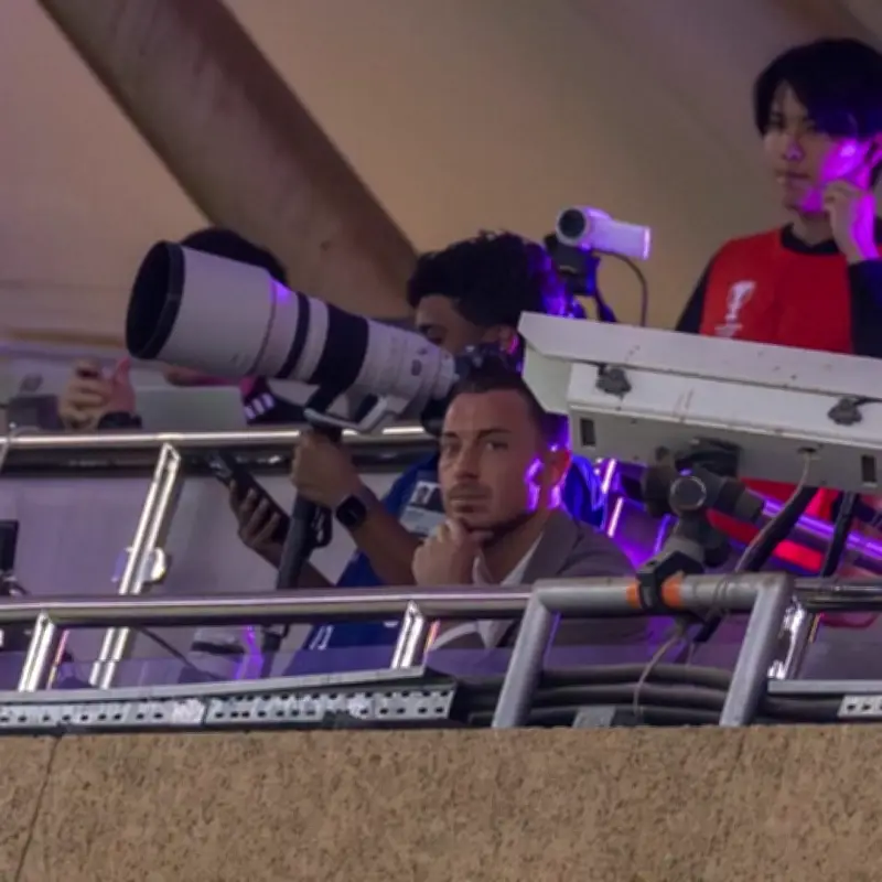 مدرب الأهلي يايسله يراقب ماتشيدا من أرض الملعب استعداداً لنهائي آسيا