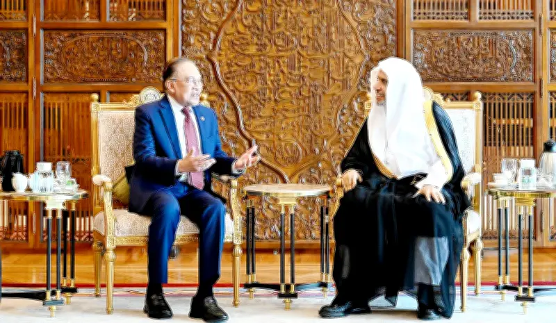 رئيس وزراء ماليزيا يستقبل العيسى ويناقش تحضيرات قمة قادة الأديان في كوالالمبور