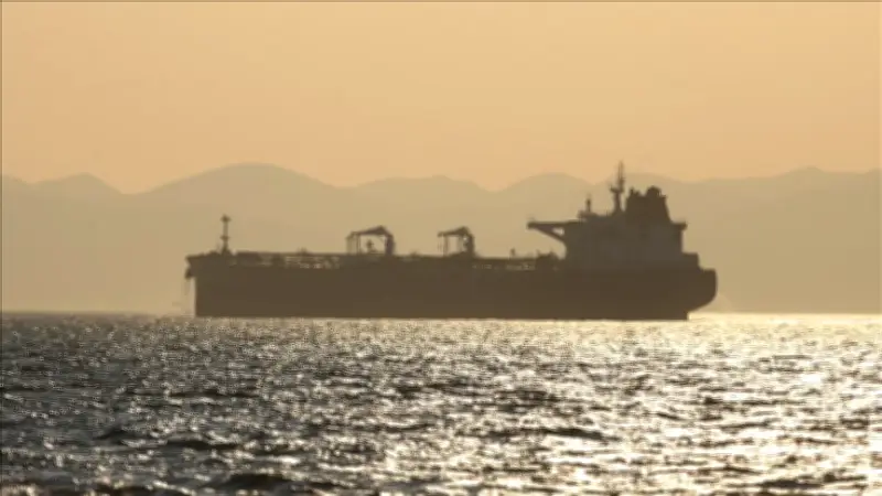 هجوم إيراني مباغت على سفينة تجارية قبالة سواحل عُمان وتحذير بريطاني