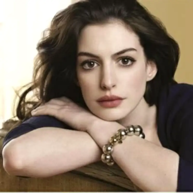 آن هاثاواي تخطف القلوب بعبارة "إن شاء الله" وتأملاتها عن العمر