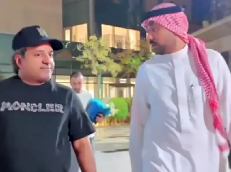 راشد الماجد يصل جدة متكئاً على عصا لحفلة السوبردوم المرتقبة