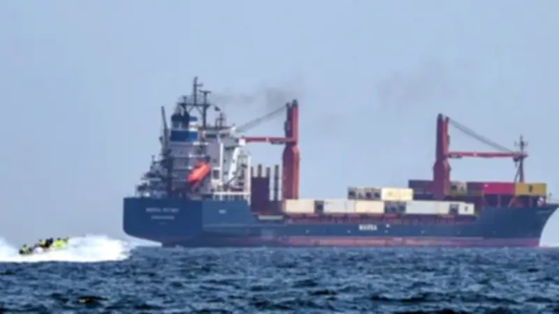 تصعيد إيراني في هرمز: هجومان على سفن تجارية قبالة عمان ومياه إيران