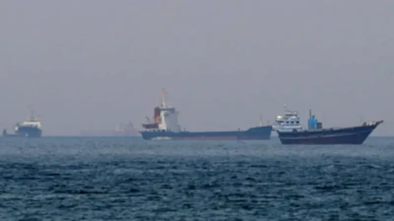 تصعيد عسكري في مضيق هرمز: الحرس الثوري يحتجز سفينتين ويوجه اتهامات بالعمل دون تراخيص