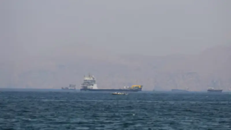 إيران تحتجز سفينتين في مضيق هرمز وتعلن أن الأمن خط أحمر وسط تعثر الوساطة الدولية