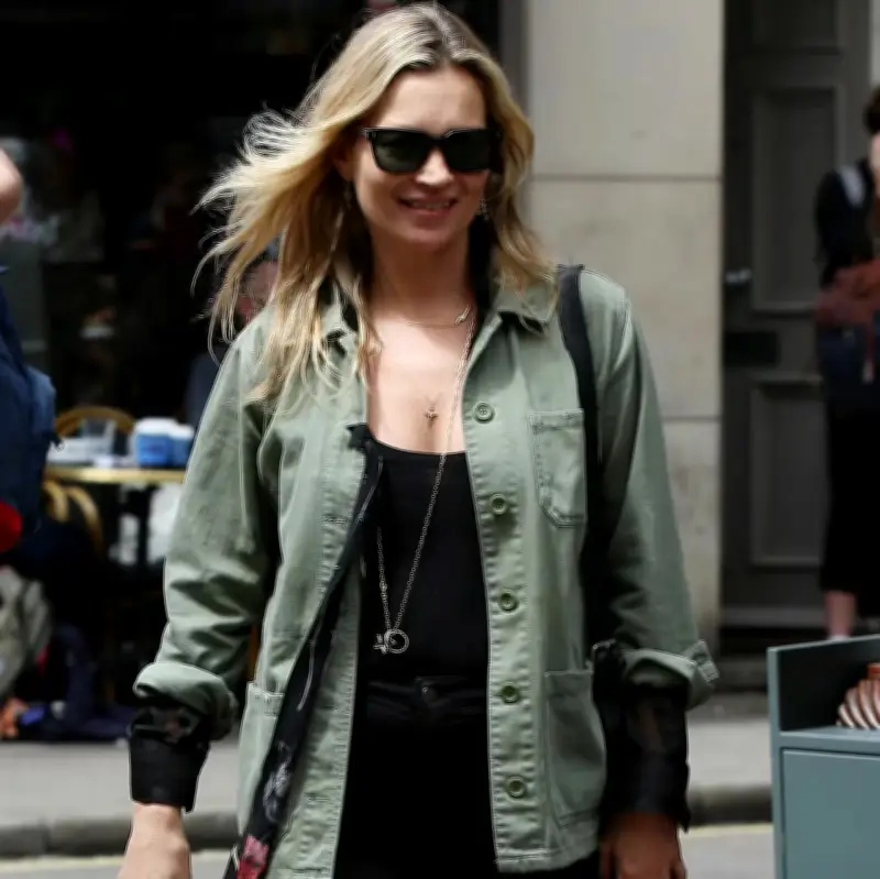 كايت موس تعيد إحياء الجاكيت الكاكي بأسلوب التسعينات الأيقوني في إطلالة عملية وأنيقة